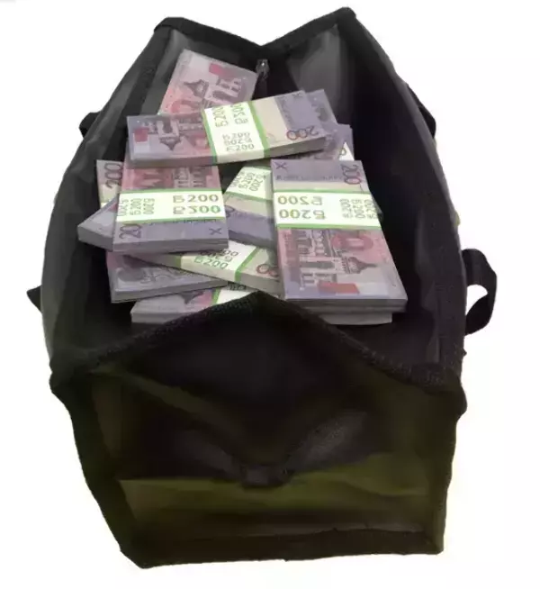Сумка с деньгами 200 белорусских рублей