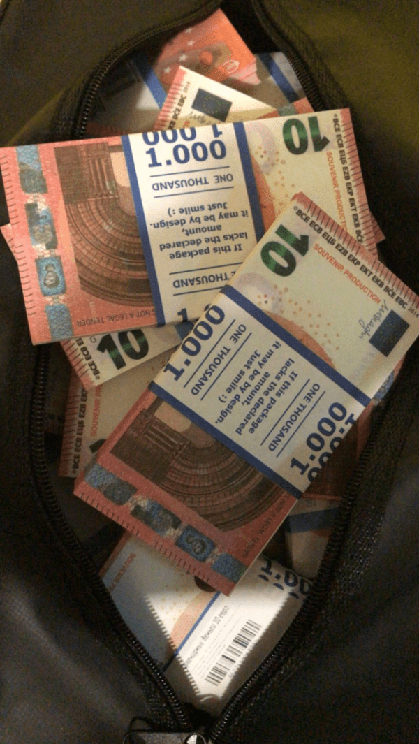 Сумка с деньгами 10 евро
