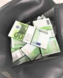Сумка с деньгами 100 евро