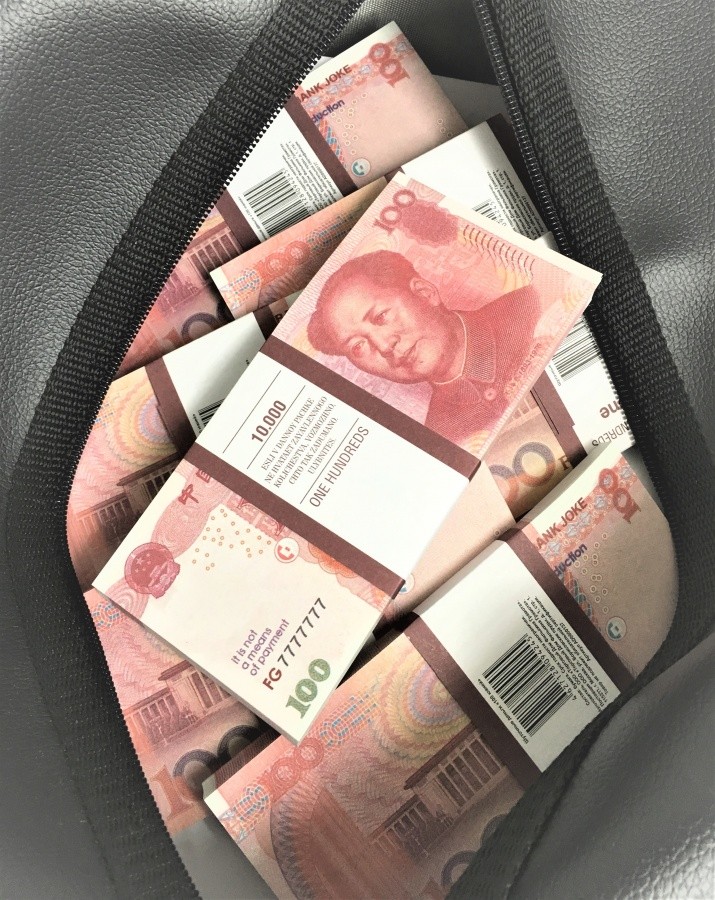 200 000 юаней. Юань пачки. Пачки денег в сумке. Сумка с деньгами юаней. Пачка денег юани.