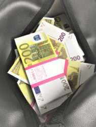 Сумка с деньгами 200 евро