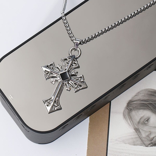 Ожерелье с подвеской в виде креста